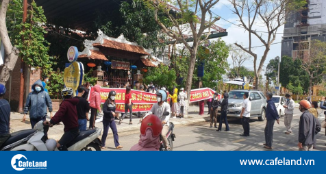 Read more about the article Vụ tranh chấp bất động sản lớn nhất Quảng Nam – Đà Nẵng: Người dân vây nhà hàng của chủ đầu tư