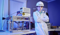 Cậu bé 12 tuổi chế tạo lò phản ứng hạt nhân tại nhà