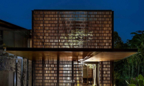 Ngôi nhà đầy ấn tượng với mặt tiền là màn hình gỗ ở Singapore