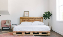 Giường pallet mộc mạc cho phòng ngủ hiện đại