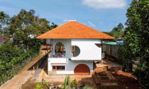 Giữa thôn quê Lâm Đồng có ngôi nhà như bông hoa với mái ngói cong đỏ khác lạ