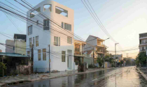 Mẫu nhà phố trắng bo cong tại Nha Trang: Điểm sáng giữa mạng lưới điện chằng chịt