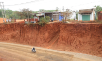 Đồng Nai ra chỉ đạo tạm dừng thi công đoạn hạ cốt nền đường khiến nhà dân cheo leo