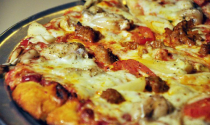 Bánh pizza thịt trăn Việt giá gần một triệu đồng tại Mỹ
