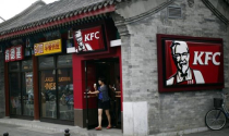 Ba công ty Trung Quốc bị kiện vì tung tin KFC dùng gà 8 chân, 6 cánh