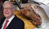 Có gì tại nhà hàng ưa thích của Warren Buffett tại New York, nơi nhiều người chi hàng triệu đô la để dùng bữa với tỉ phú giàu nhất thế giới?