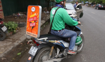 Startup kiếm tiền quảng cáo từ xe máy lần đầu xuất hiện trên phố