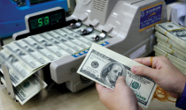Tỷ giá USD tự do lập đỉnh, các ngân hàng thương mại vẫn “bình chân”