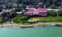 Dãy nhà 'nguy khốn' bên bờ sông ở Hà Giang, thủy điện dùng dằng xử lý Dãy nhà 'nguy khốn' bên bờ sông ở Hà Giang, thủy điện dùng dằng xử lý