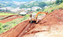 Dùng xe cơ giới san ủi, phân lô đất nông nghiệp trái phép tại Đà Lạt