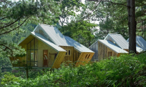 Những khối nhà gỗ ẩn mình giữa thung lũng Đà Lạt hút hồn báo Mỹ