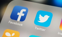 Facebook, Twitter làm 'người gác cổng' trong bầu cử Mỹ