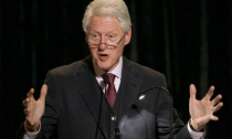 Bill Clinton "bội thu" nhờ diễn thuyết