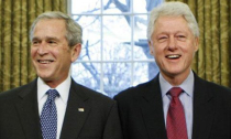 Clinton và Bush: Kẻ mang phúc lành, người là gánh nặng