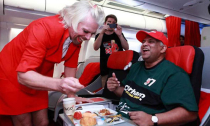 Thua độ, tỷ phú Richard Branson phải làm tiếp viên hàng không