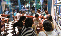 Café "mang đi" thu hút giới trẻ Việt