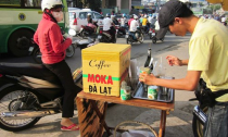 Nở rộ cà phê take away ở TP HCM