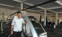 Đại gia chân đất: Liều mạng, đốt tiền chế máy bay
