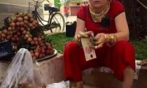 Sốc: Người phụ nữ đeo vàng...'gãy cổ' ngồi bán vải bên đường