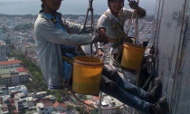 Lau kính cao ốc: Nghề  nguy hiểm mưu sinh