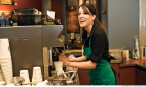 Starbucks tăng lương cho nhân viên mặc váy ngắn