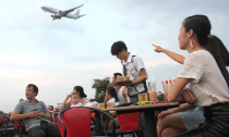 Lên 'trời' bán cà phê ngắm máy bay ở Sài Gòn