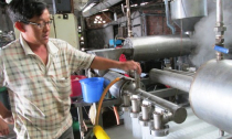 Chế máy làm bánh hỏi trở thành triệu phú