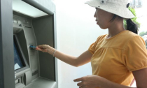 Ngân hàng thu lợi 'khủng' từ phí dùng thẻ