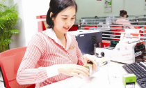 Lương ngành ngân hàng dù giảm nhưng vẫn ở “chiếu trên”