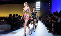 Bloomberg: Michael Kors tiến gần thỏa thuận 2 tỷ USD mua Versace