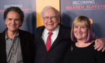 Warren Buffett làm gì để con ngoài 20 tuổi mới biết nhà mình giàu