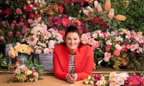 Cô gái Mỹ kiếm triệu USD từ bán hoa