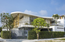 Nhà song lập ấn tượng với hình dạng hoa sen tại Huế