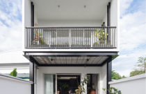 Ngôi nhà được tận dụng từ vật liệu cũ giúp gia chủ tiết kiệm ngân sách