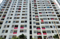 Chủ đầu tư “giam” sổ hồng 5 năm, chung cư Sài Gòn nhuộm đỏ băng rôn