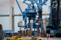 Việt Nam vượt mặt Trung Quốc về tốc độ tăng trưởng kinh tế