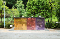 Độc đáo nhà vệ sinh công cộng ở Tokyo, kính bên ngoài chuyển sang mờ đục khi cửa khoá