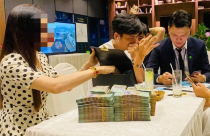 Những đại gia tiền mặt: Vác bao tải, xếp như chồng gạch đi mua bất động sản