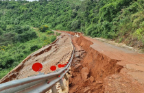 Mưa lớn kéo dài, đường 27 tỷ đồng chưa bàn giao đã sạt lở nghiêm trọng