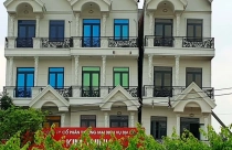 Nhà cao tầng liền kề vừa xây xong đã bị tách làm đôi