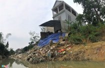 Nhà dân 'chờ sập' bên bờ kè sạt lở
