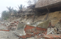 Quảng Nam: Nước biển dâng kèm sóng lớn ‘’tấn công’’ hàng trăm nhà dân, nhà hàng, resort ven biển Hội An