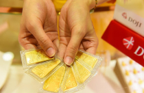 Điểm tin sáng: USD hồi phục nhẹ, giá vàng lao đao