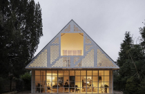 Ngôi nhà mang phong cách độc đáo thiết kế khung hình chữ A