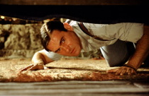 Có tiền nên đầu tư vào chứng khoán hay bất động sản?