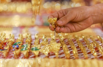 Điểm tin sáng: Vàng tiếp tục giảm, USD giảm sâu