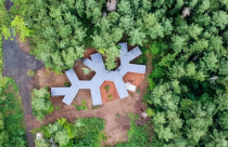 Độc đáo ngôi nhà nghỉ mát hình cành cây trong rừng ở Nhật Bản