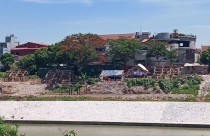 Tình trạng lấn chiếm, xây dựng trái phép trên bãi sông Hồng: Không mạnh tay sẽ nhiều hệ lụy