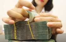 Lãi suất liên ngân hàng tăng vọt có nên lo ngại về thanh khoản?