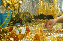 Điểm tin sáng: Vàng tiến gần ngưỡng 1.900 USD/ounce